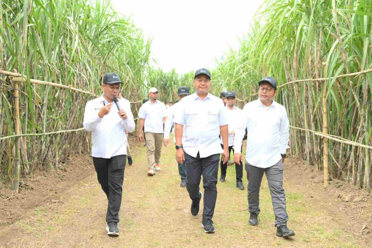 Dirut SGN Mahmudi (kiri) menjelaskan kepada Danantara terkait progres industri gula dan tebu di PG Sei Semayang. Foto : SGN