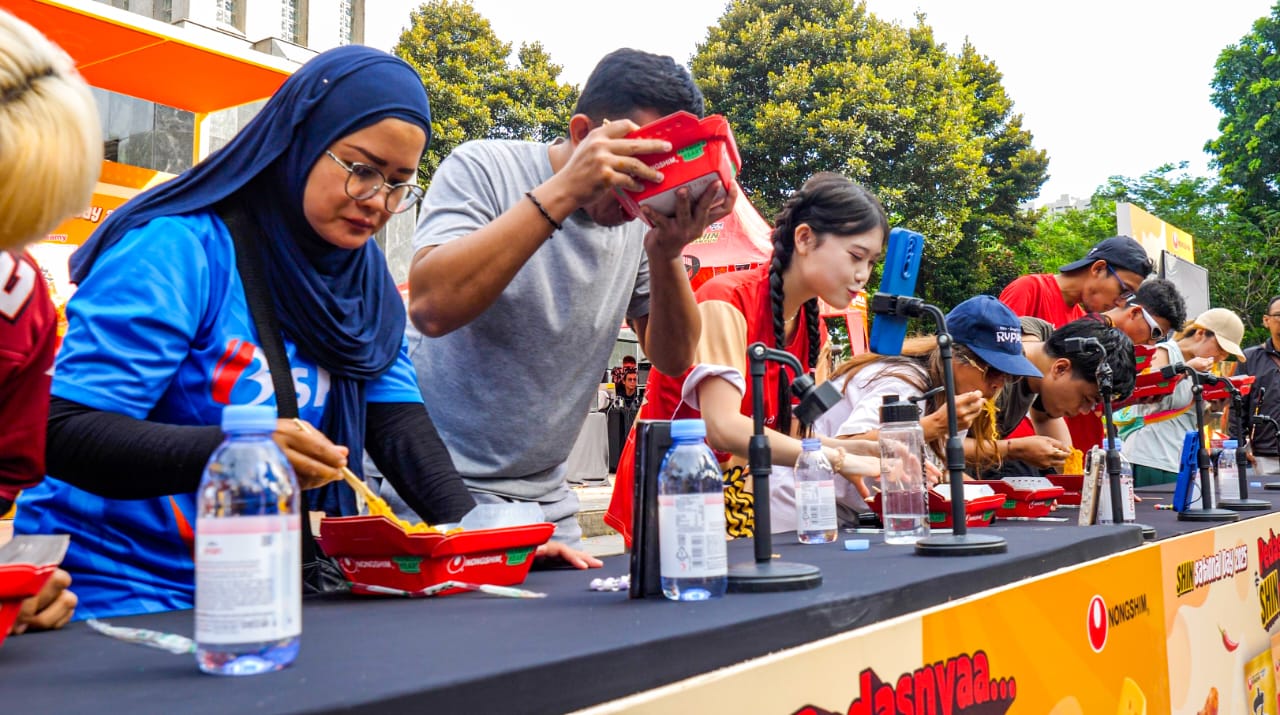 Masyarakat yang ikut SHINsational Day 2025  juga bisa menikmati produk dari Nongshim Indonesia  