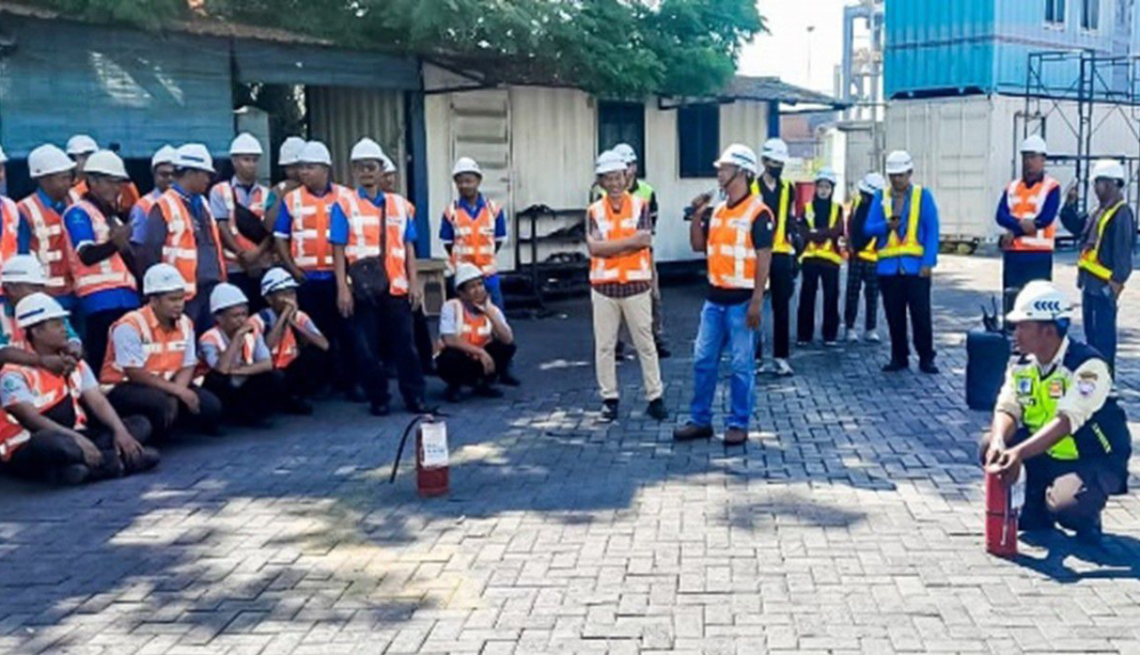 Terminal Teluk Lamong menggelar simulasi keadaan darurat menegakkan safety culture di TPK Nilam. Foto: dok.TTL