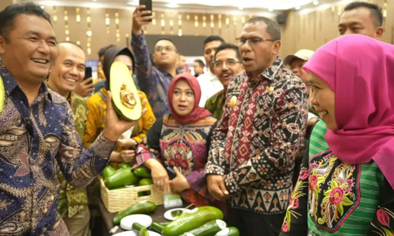 Gubernur Jatim Khofifah bersama peserta misi dagang meninjau produk alpukat premium hasil pengembangan petani binaan Bank UMKM Jatim di Kupang, Rabu (6/11/2025).