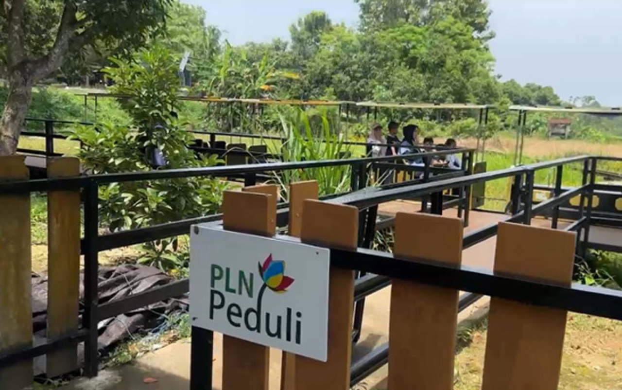 PLN menyalurkan bantuan lima unit ATV listrik serta 70.000 eco paving block Fly Ash Bottom Ash (FABA) kepada Wisata Alam Gosari (Wagos).