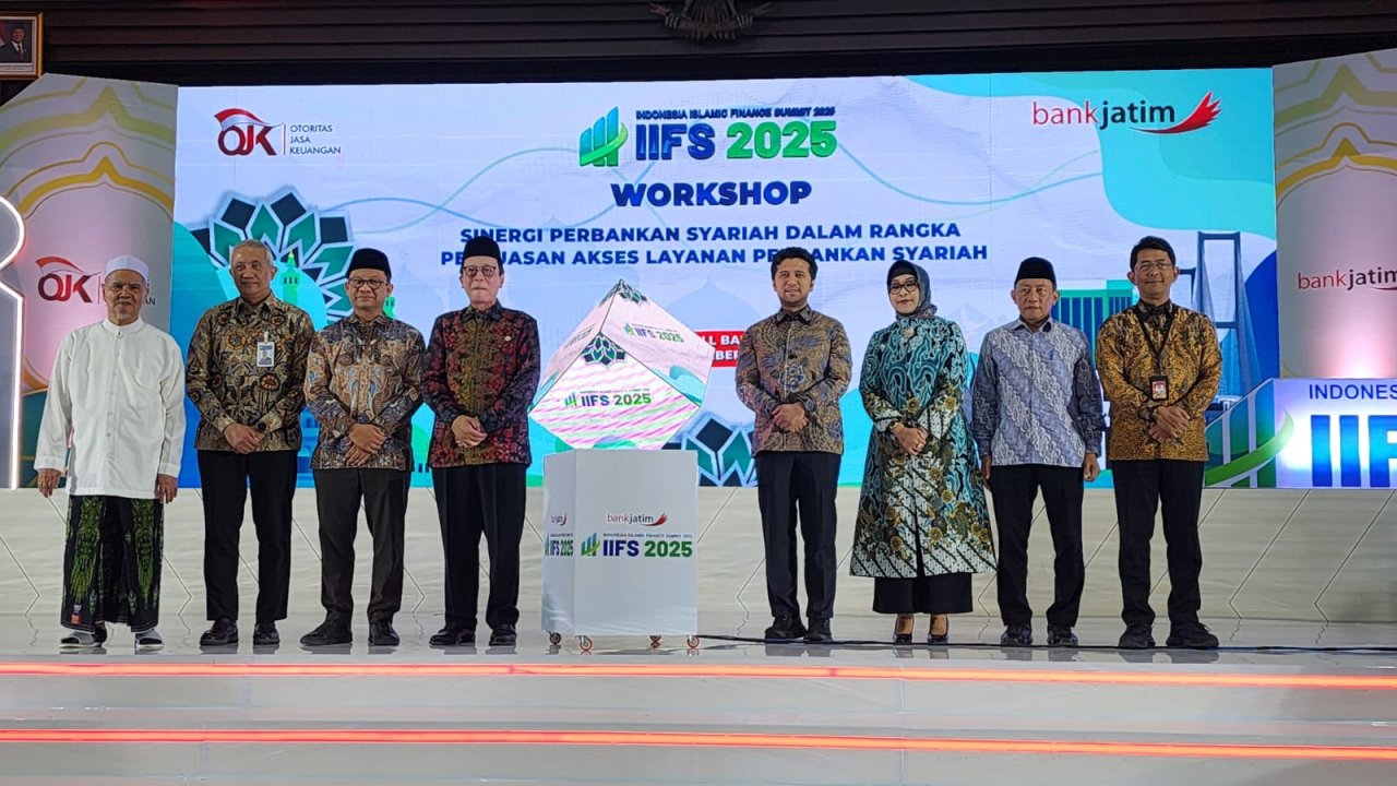 Bank Jatim bersama OJK dan Ponpes Lirboyo serta Yayasan Wakaf Indonesia usai menandatangani kerja sama di sela-sela workshop IIFS 2025 di Surabaya, Selasa (4/11/2025). Foto : Peni Widarti