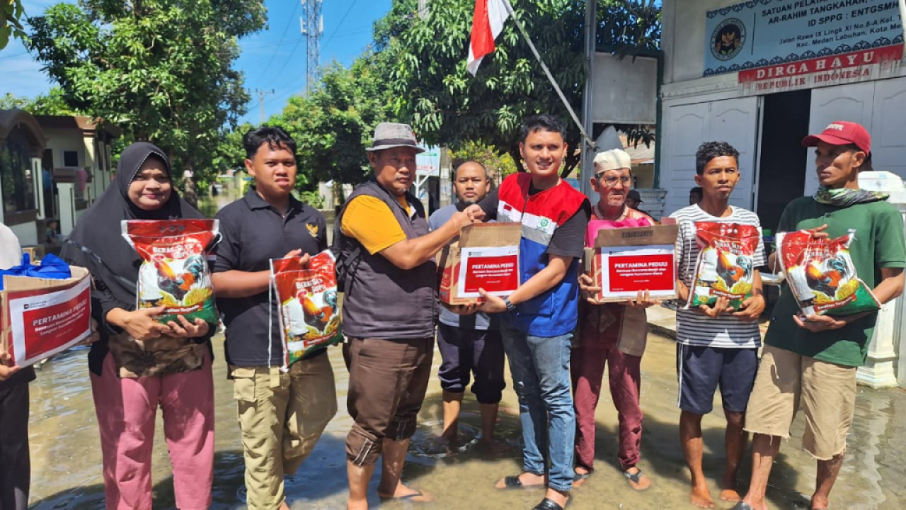Simbolis penyerahan bantuan logistik bagi korban bencana banjir bandang di Sumatera. Foto : PGN