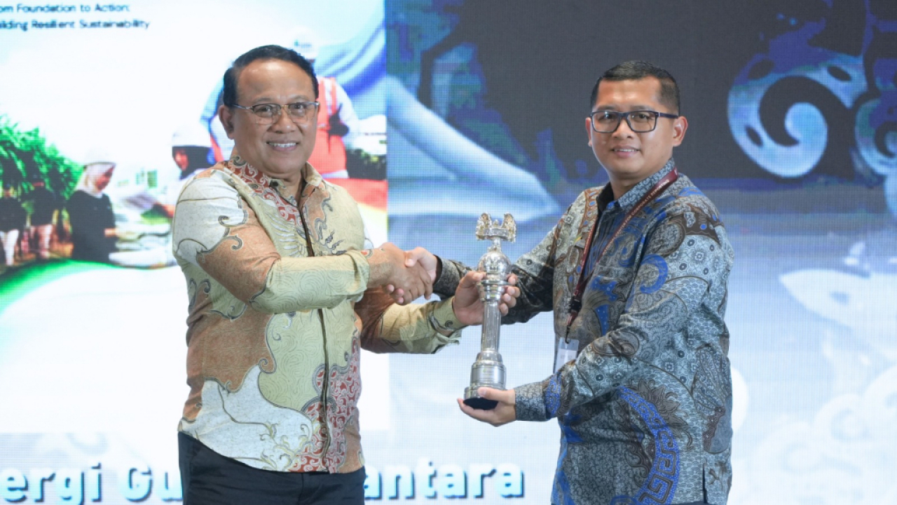Sekretaris Perusahaan PT SGN, Yunianta (kanan) menerima penghargaan ASRRAT 2025 di Bali. Foto : SGN