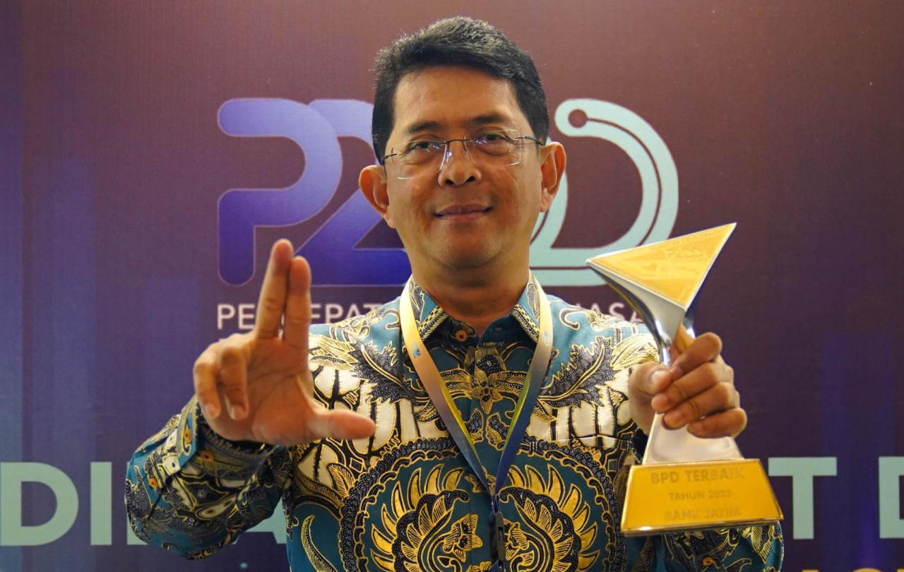 Dirut Bank Jatim saat menerima penghargaan dari Kementerian Koordinator Bidang Perekonomian RI. Foto : Bank Jatim