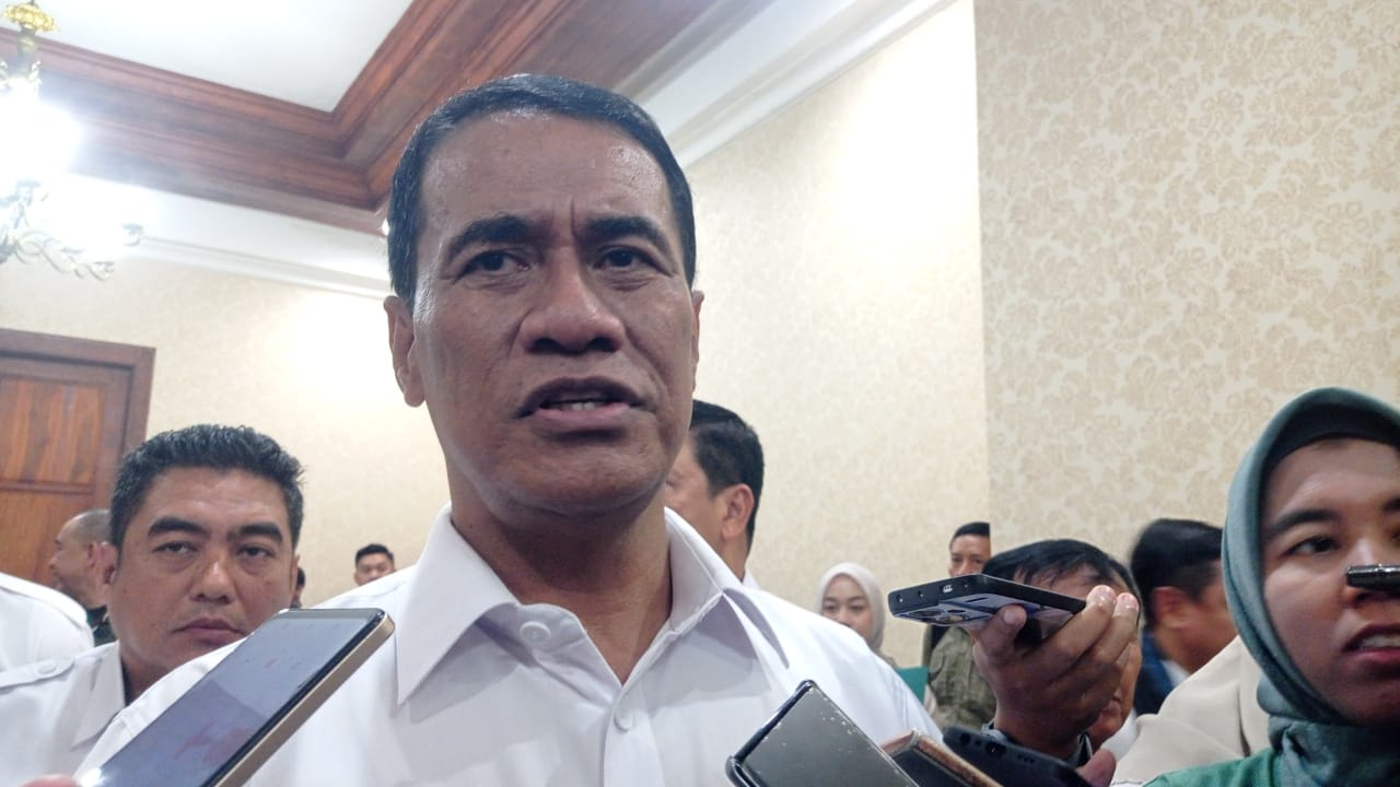 Menteri Pertanian RI Andi Amran Sulaiman usai melakukan kunjungan kerja di Gedung Grahadi Surabaya, Selasa (23/12/2025). Foto : Hamida Soetadji