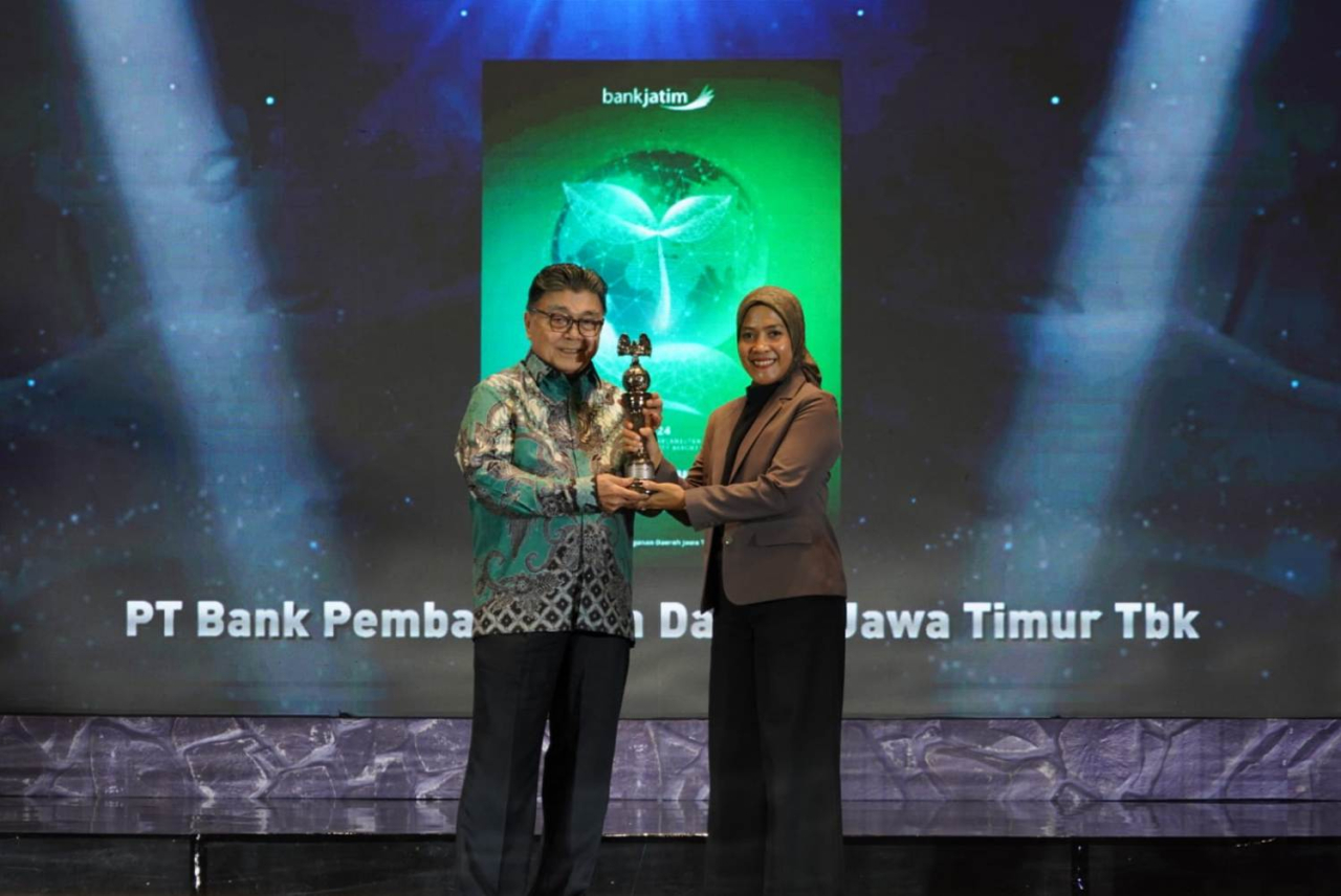 Bank Jatim saat menerima penghargaan ASRRAT 2025 di Bali. Foto : Bank Jatim