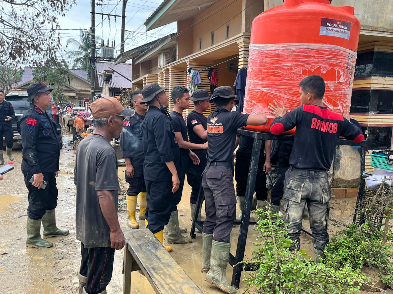 Polri pasang tandon untuk kebutuhan air bersih di lokasi terdampak Aceh Tamiang. (Foto : Dok, Humas Polda Jatim)