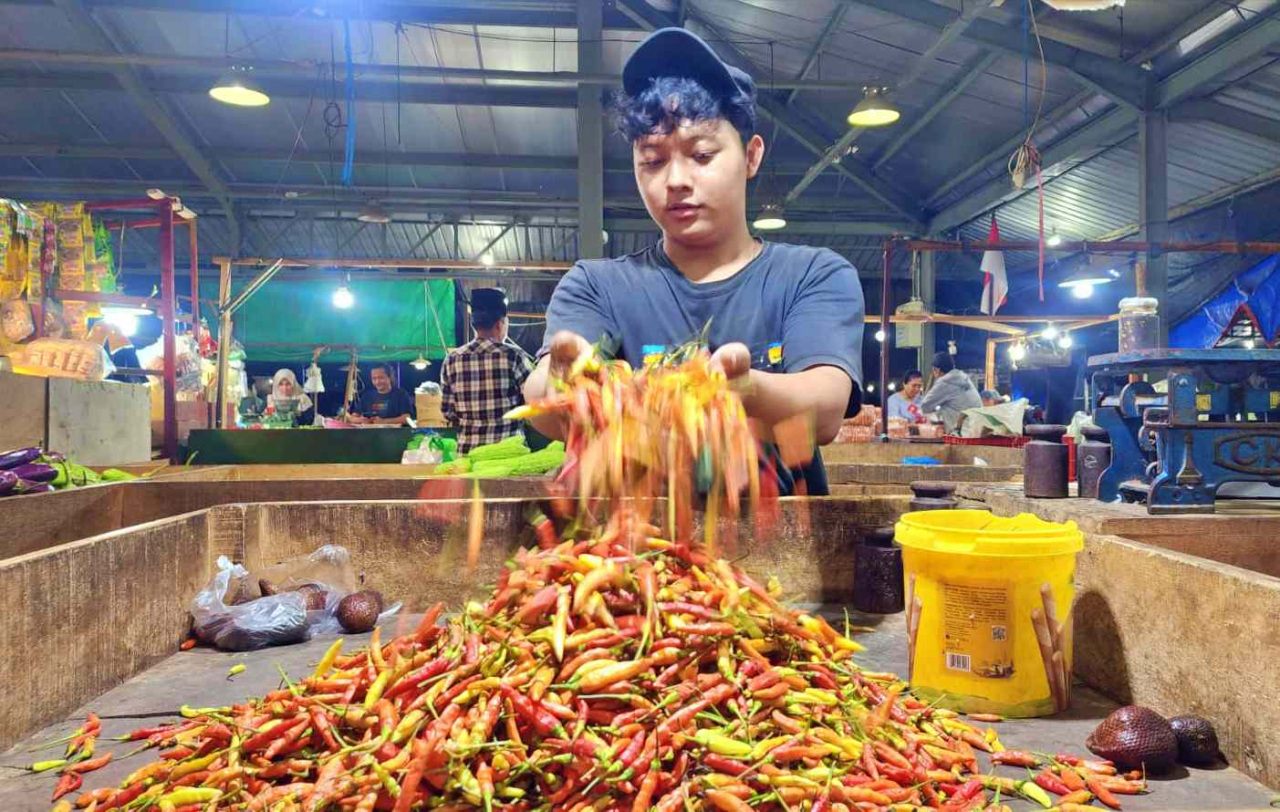 Pedagang cabai rawit di Pasar Induk Sidotopo Surabaya dengan pasokan yang terbatas. Foto : Peni Widarti