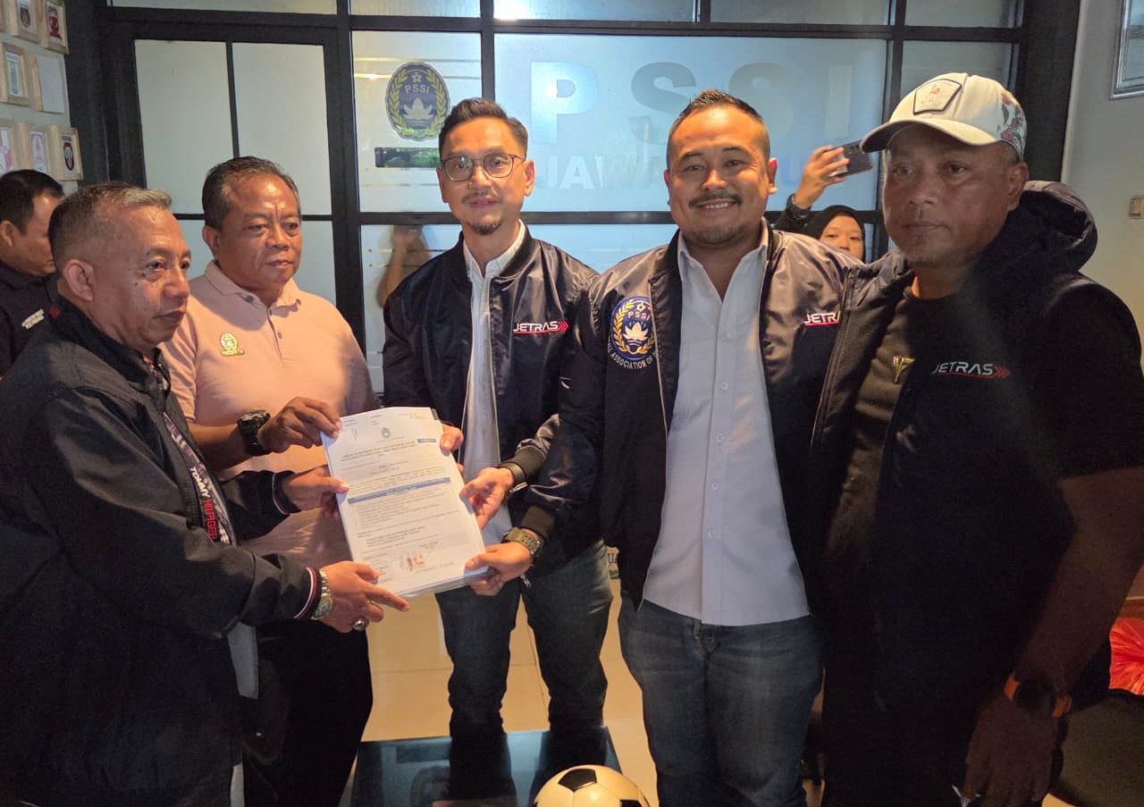 Raja Siahaan menyerahkan berkas pendaftaran bakal calon Ketua Asprov PSSI Jatim. (Foto: IST)