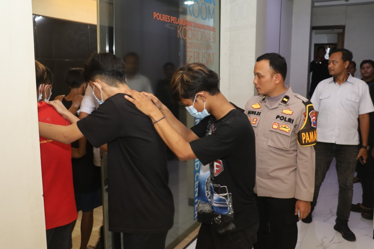 Penyerangan dan begal Geng Gaman Mbois menyerang sekelompok pemuda yang sedang nongkrong.  Enam pemuda tersebut kini mendekam di tahanan Polres Tanjung Perak. ( Foto : Humas Polda Jatim)
