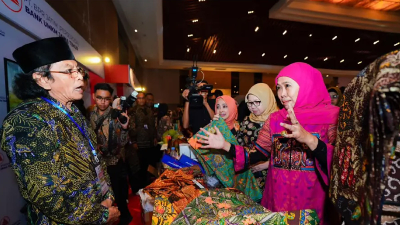 Gubernur Jawa Timur Khofifah Indar Parawansa meninjau stan Batik Jetis Sidoarjo dalam Misi Dagang dan Investasi Jatim–Kepri di Batam.