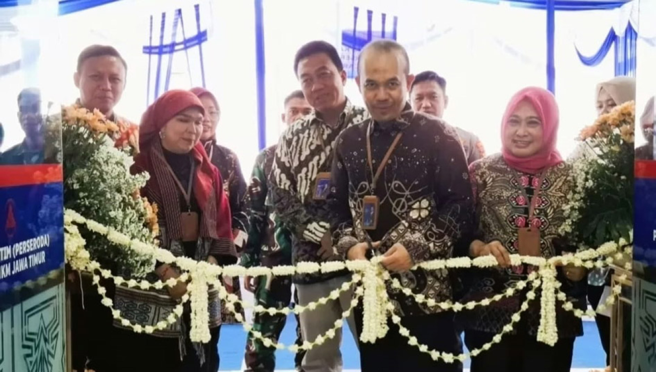 Direktur Utama PT BPR Jatim (Perseroda), Irwan Eka Wijaya Arsyad  bersama pemerintah daerah meresmikan kantor baru BPR Jatim Cabang Sumenep, Jumat (19/12/2025).