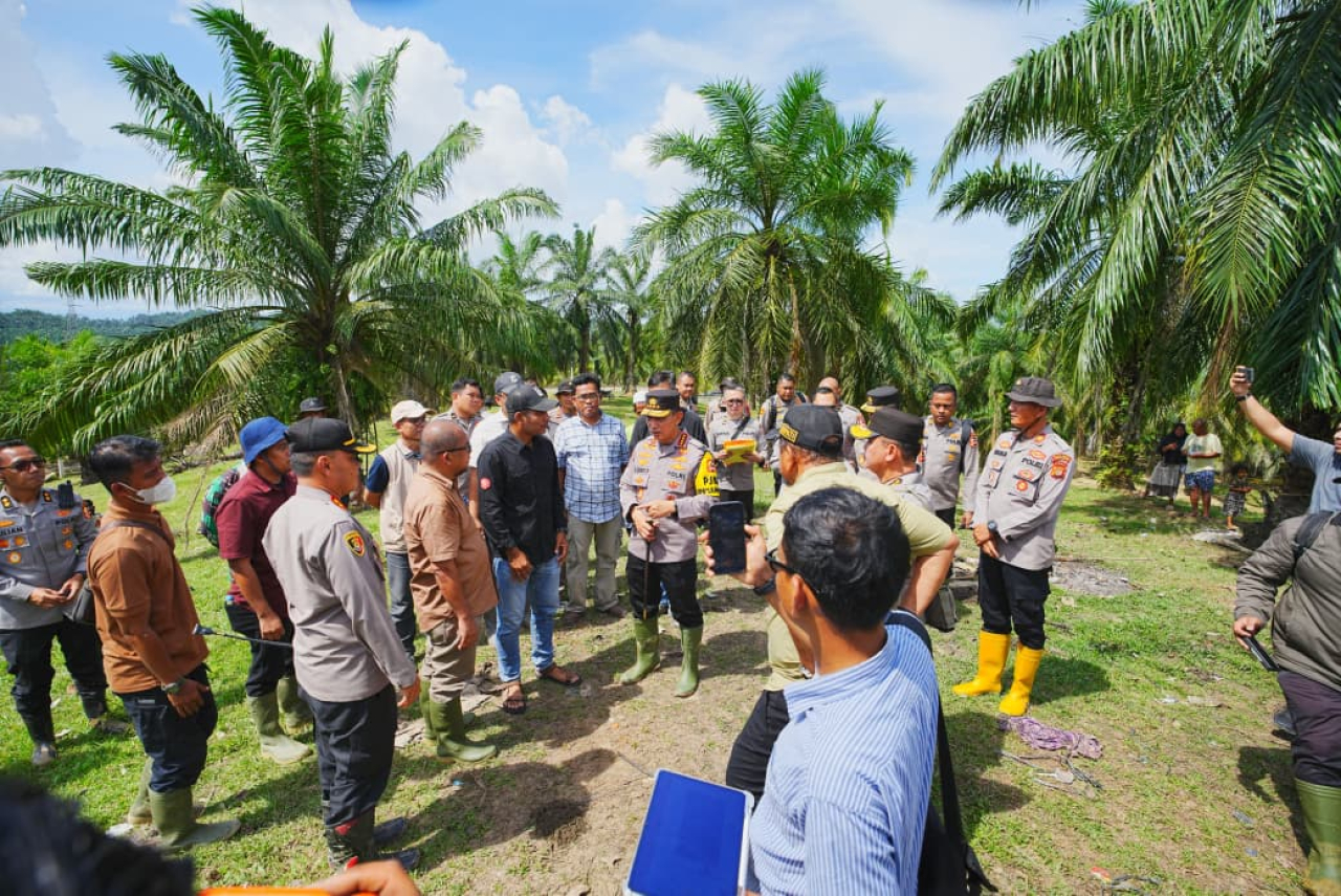 Kapolri Jenderal Listyo Sigit meninjau lahan huniap tetap untuk warga terdampak banjir Aceh Tamiang. (Dok : Humas Polda Jatim)