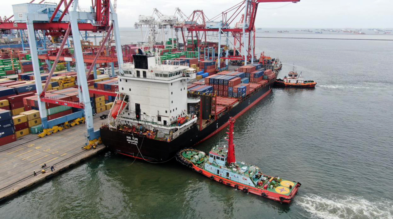 Kapal MV Hai Yun sandar di Terminal Operasi 3 IPC TPK Tanjung Priok dengan rute Shanghai – Jakarta – Singapura pada 21 Desember 2025. (Foto: dok.IPC TPK)