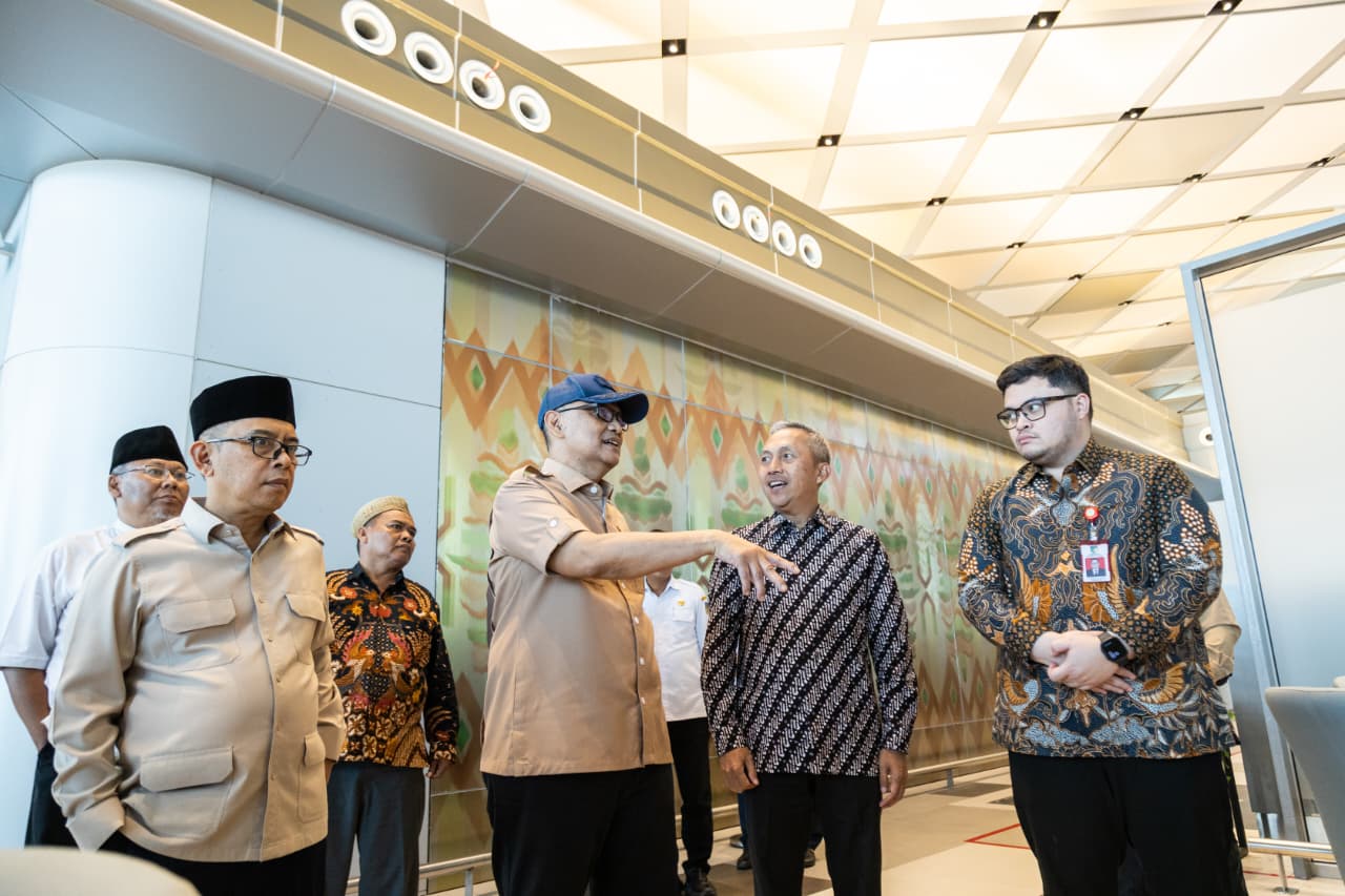 Menteri Haji dan Umrah  (Menhaj ) Republik Indonesia, Mochammad Irfan Yusuf, langsung meninjau fasilitas Bandara Dhoho Kediri, Jawa Timur ( Foto : Dok. Menhaj )