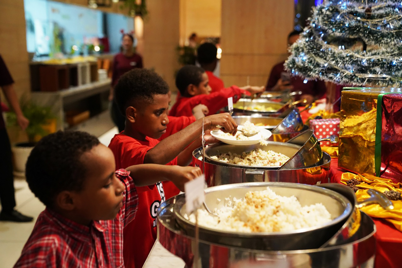 Anak-anak dari Panti Asuhan Rumah Bersinar menghangatkan suasana jelang Natal di Midtown Connect. (Foto: dok.Midtown Connect)