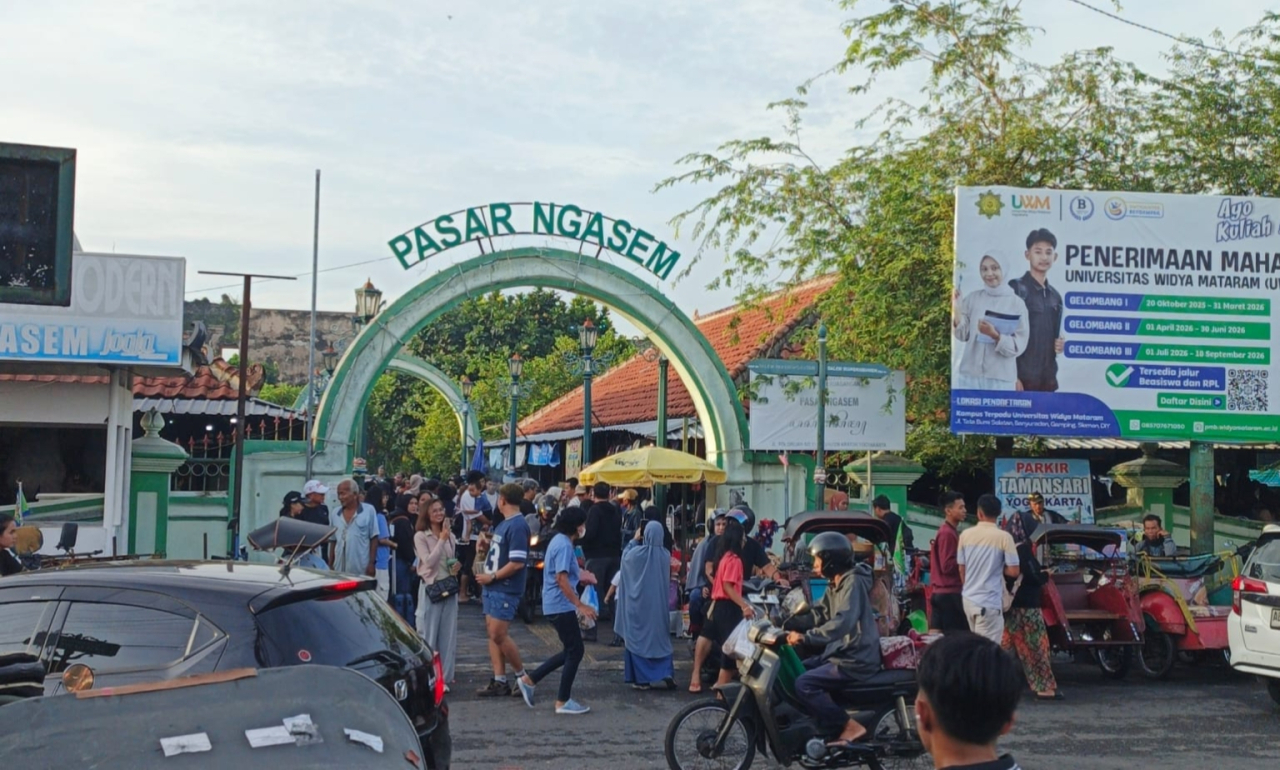Pasar Kuliner Ngasem Jogyakarta mulai dipadati wisatawan lokal hingga manca negara untuk menikmati jajanan khas tradisional Jogyakarta ( Foto : Romi Sucipto / Jatimkini.com )
