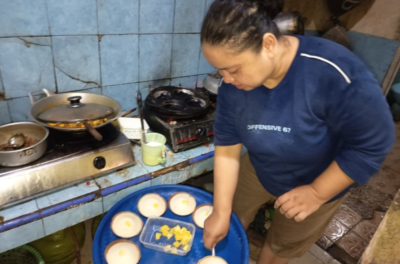 Sumarti, pelaku UMKM saat membuat kue Apem.