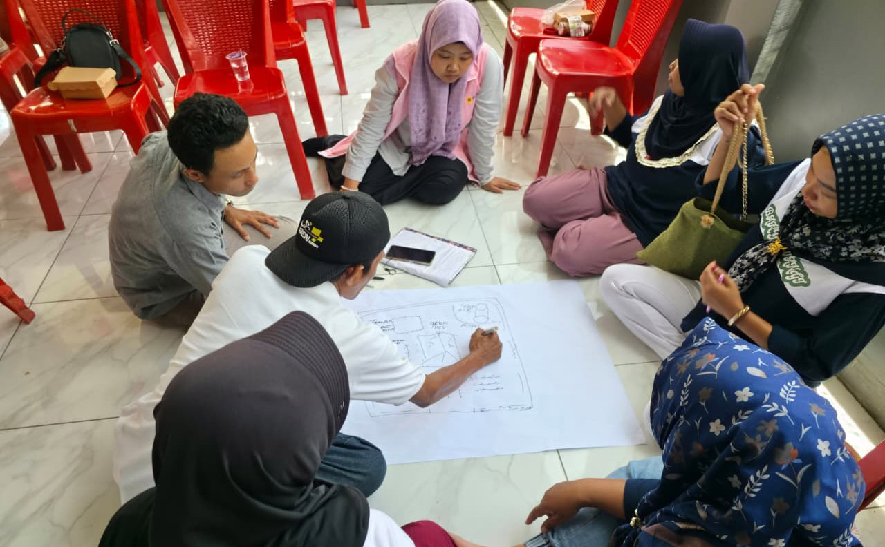 Situasi Pelatihan Merencanakan Layout P2L dan Green House kepada Kelompok Wanita Tani Green Garden.
