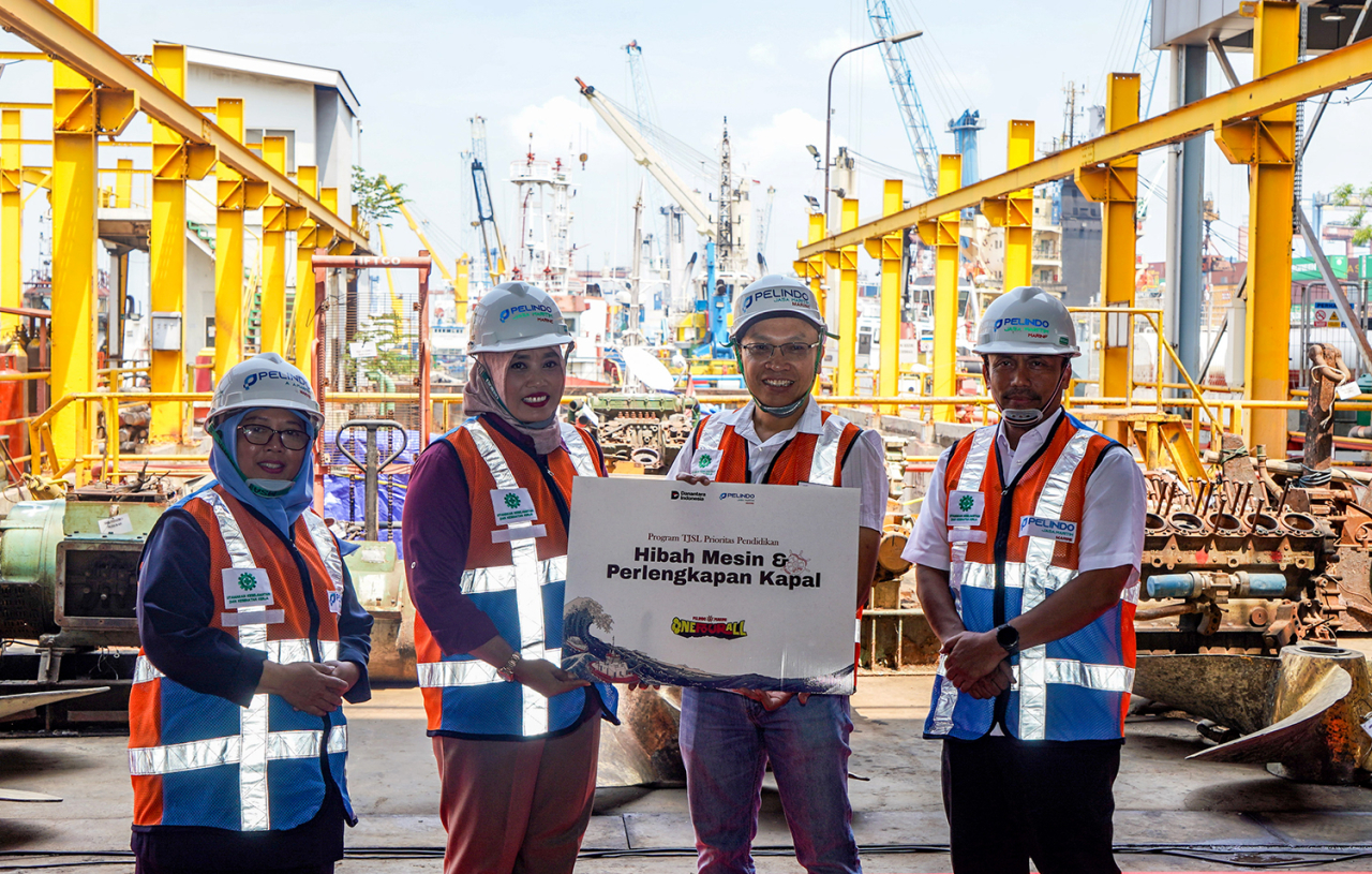Pelindo Marine Service menyerahkan sejumlah mesin dan perlengkapan kapal untuk tiga SMK maritime di beberap daerah. (Foto: Pelindo Marine)
