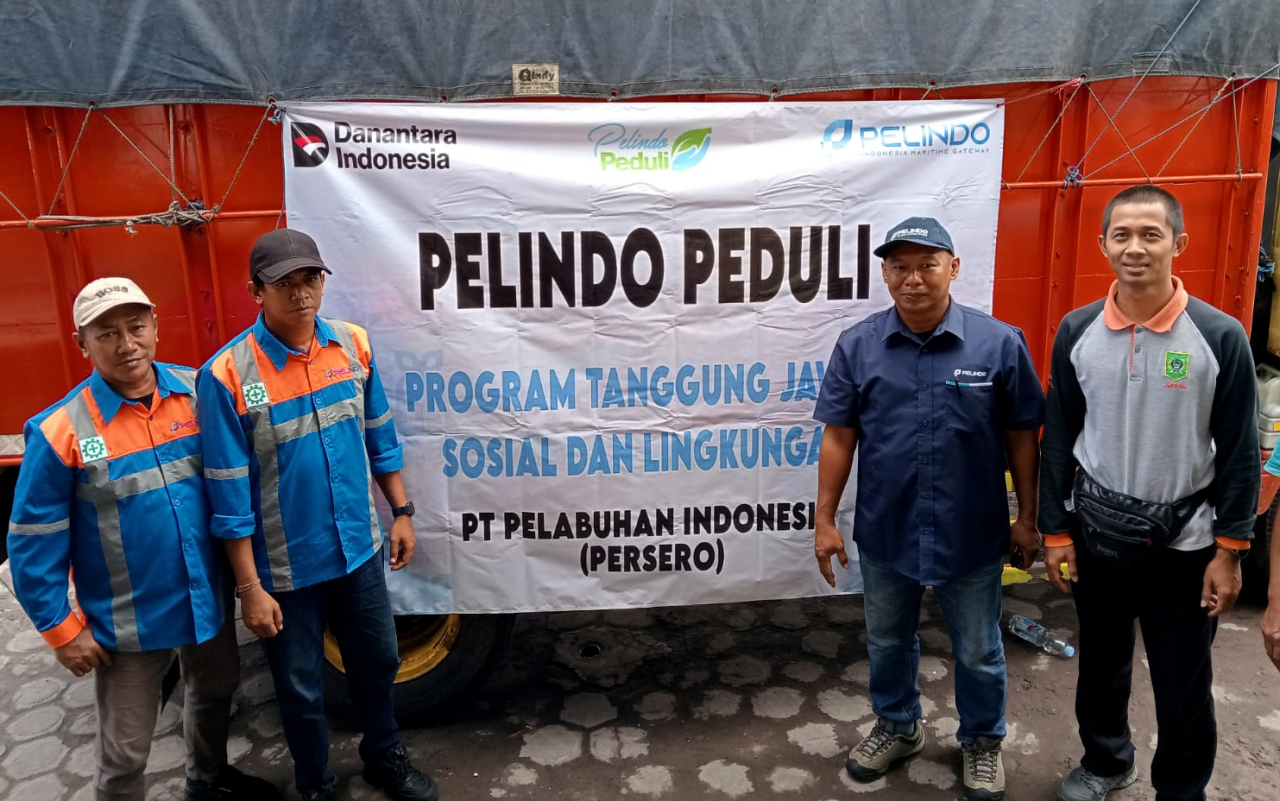Pelindo menyalurkan bantuan korban erupsi Semeru melalui program TJSL. (Foto: dok.Sub Regional Jawa Pelindo Regional 3)