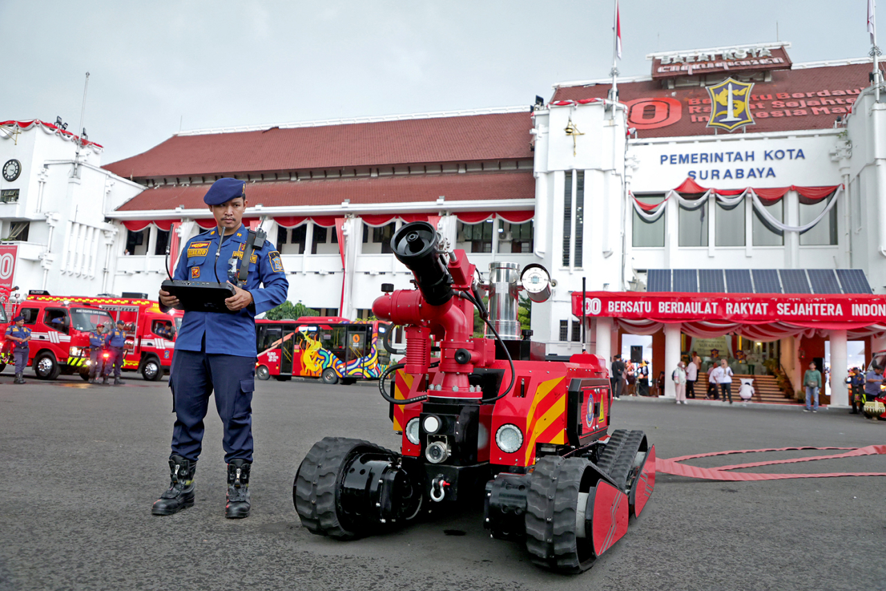 Pemkot Surabaya menghadirkan robot pemadam merupakan salah satu inovasi yang bisa disertakan dalam kompetisi nasional. (Foto: dok.Pemkot Surabaya)
