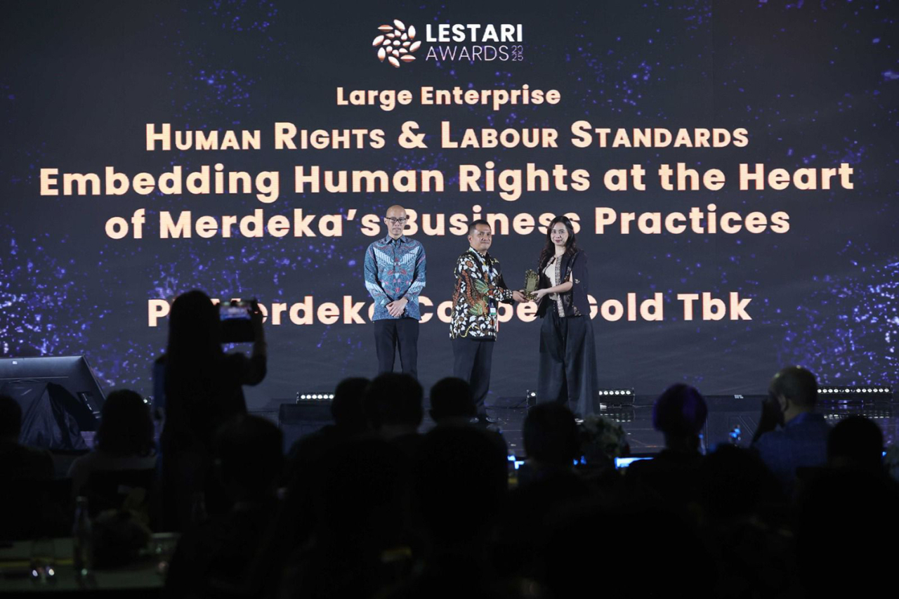 MDKA menerima penghargaan dari Kementerian HAM atas perlindungan HAM dalam bisnis. (Foto: dok.MDKA)