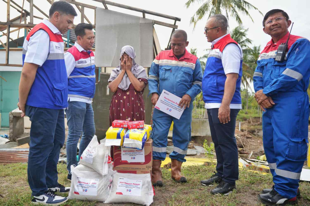 Direktur Utama PGN Arief Kurnia Risdianto menyerahkan bantuan secara simbolis kepada warga berupa paket sembako. Foto : PGN