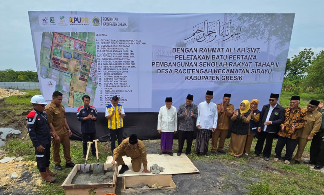Peletakan batu pertama pembangunan Sekolah Rakyat Tahap II di kawasan Eks. Bumi Perkemahan Sunan Kalijaga, Jl. Raya Cendana, Pekuncen, Sidayu, Gresik, pada Selasa (9/12). 