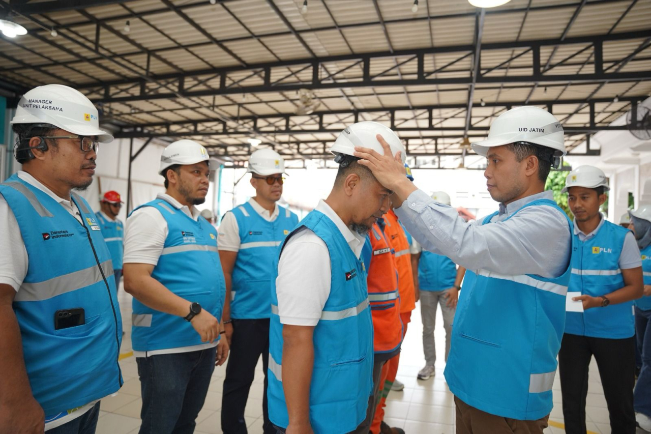 PT PLN (Persero) Unit Induk Distribusi (UID) Jawa Timur kirim personel untuk membantu percepatan pemulihan kelistrikan pasca banjir dan tanah longsor di Aceh.