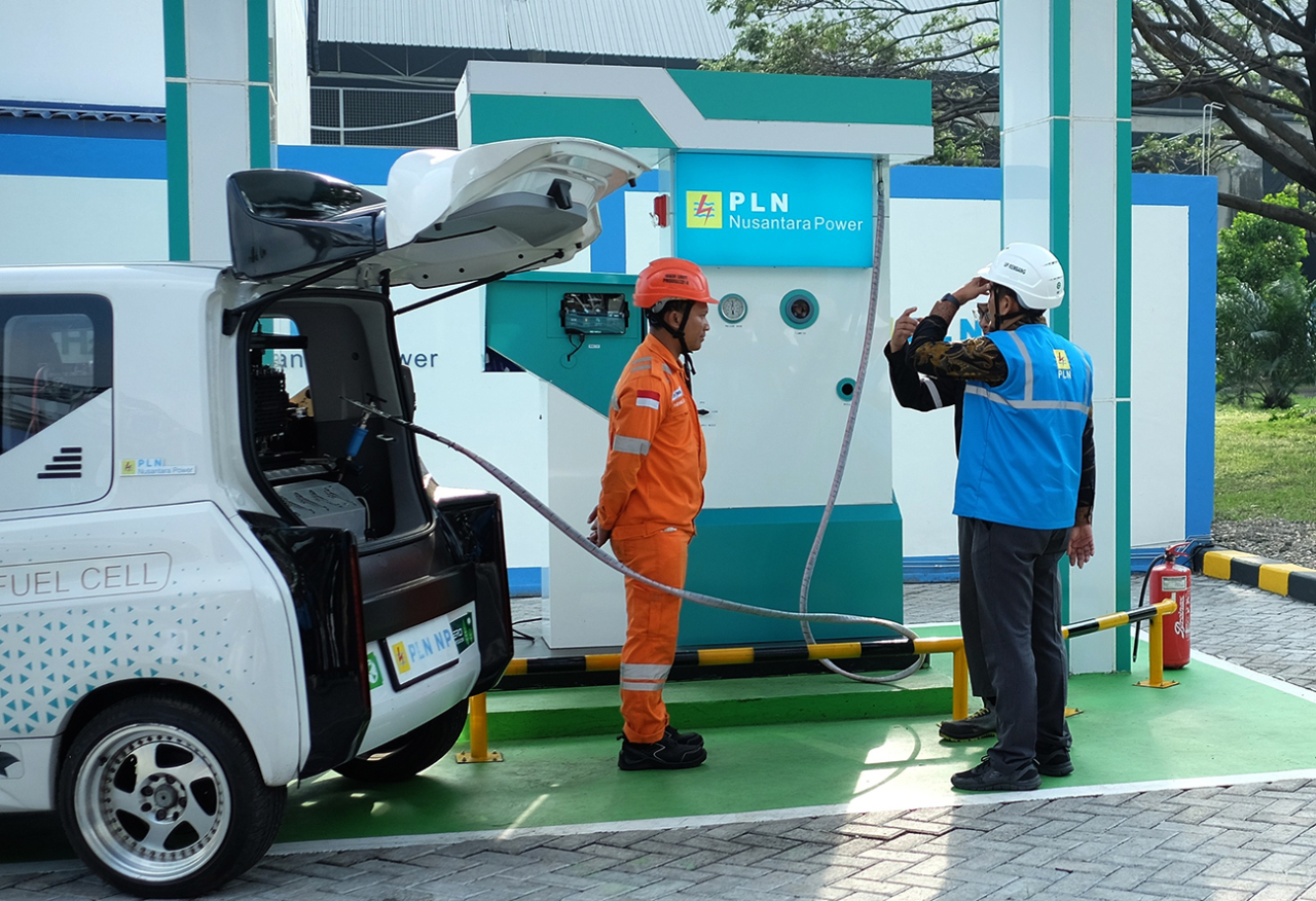 Proses pengisian hidrogen di HRS 2.0 Merah Putih UP Rembang, Jawa Tengah, sebagai langkah PLN NP dalam mendukung percepatan Net Zero Emission tahun 2060. (Foto: dok.PLN NP)
