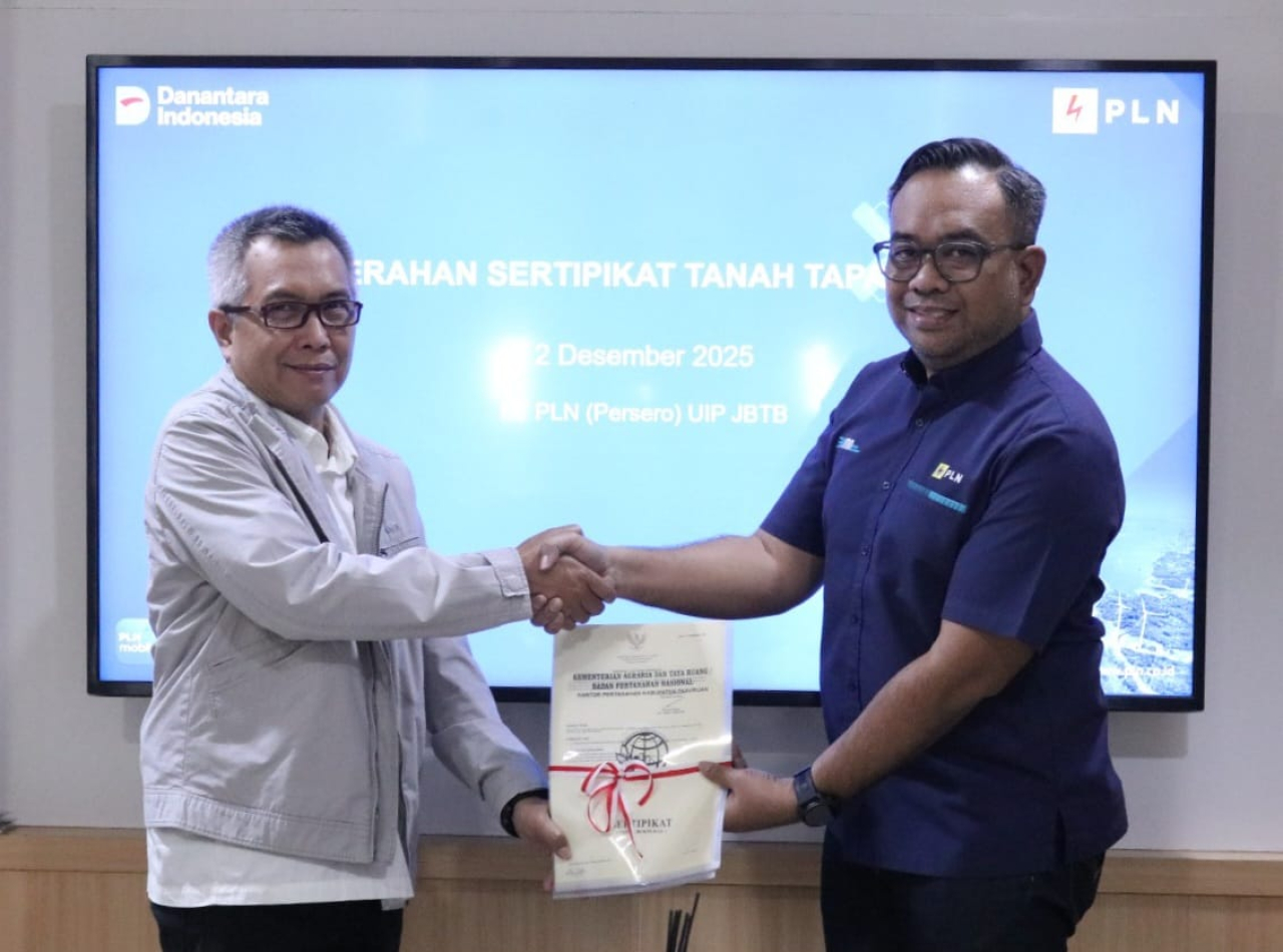 Serah Terima Sertifikat Hak Guna Bangunan PT PLN (Persero) diserahkan oleh Kepala Kantor Pertanahan Kabupaten Pasuruan kepada Manager PT PLN (Persero) UPP JBTB 2.
