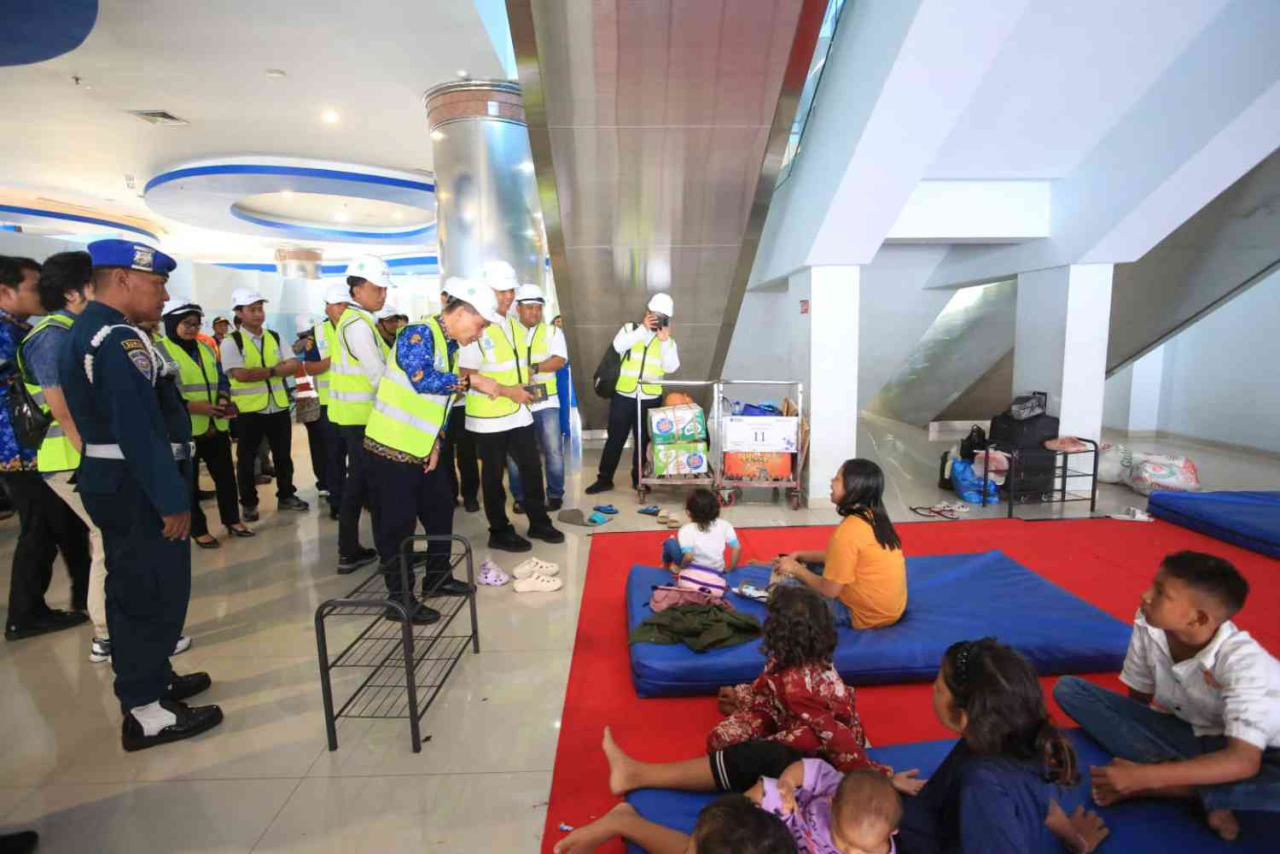 Plt Deputi IV Kepala Staf Kepresidenan, Fadjar Dwi Wishnuwardani melakukan kunjungan ke Pelabuhan Tanjung Perak jelang angkutan Nataru 2025/2026. (Foto: dok.Pelindo Regional 3)