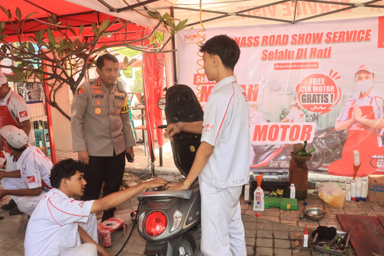 Polres Probolinggo Polda Jatim mendirikan Pos pelayanan terpadu bagi masyarakat yang melintas di jalur Pantura. (Foto : Dok. Humas Polda Jatim)
