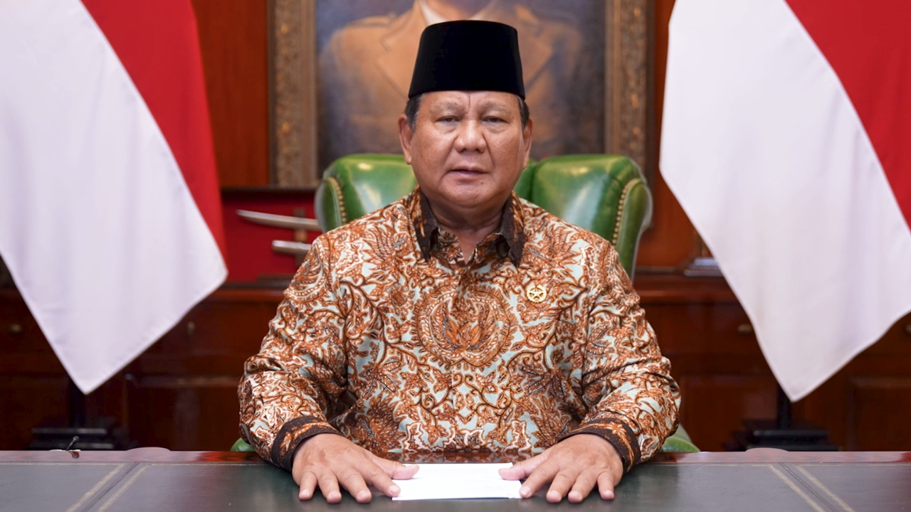 Presiden RI, Prabowo Subianto resmi melantik 6 pejabat baru di Istana Negara ( Foto : BPMI Setpres )