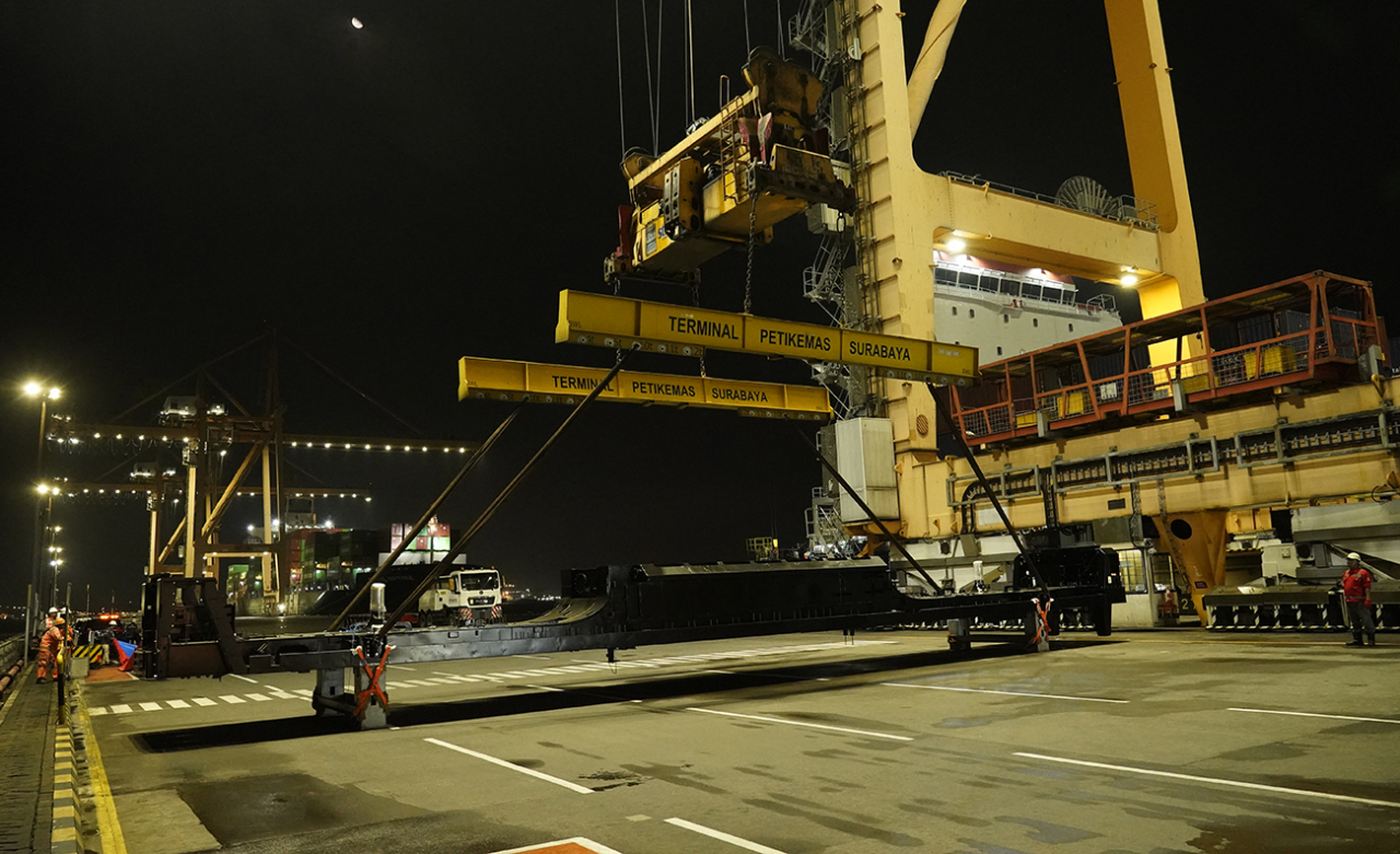 Proses pemuatan platform milik PT INKA dengan tujuan ke Australia di dermaga internasional TPS. (Foto: dok.PT TPS).