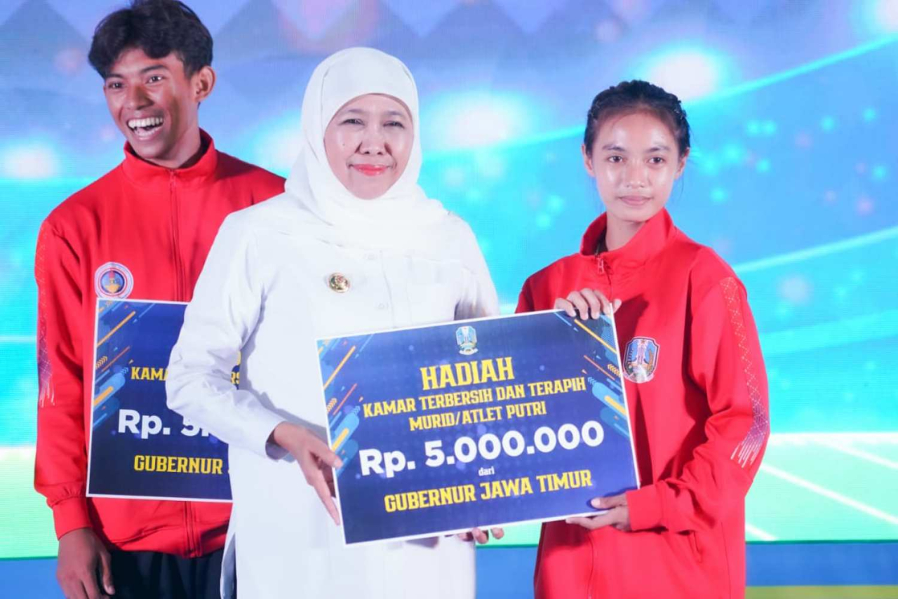 Gubernur Jatim Khofifah  Indar Parawangsa beri apresiasi siswa Smanor yang berprestasi di Tingkat Nasional dan Internasional. Foto : Pemprov Jatim