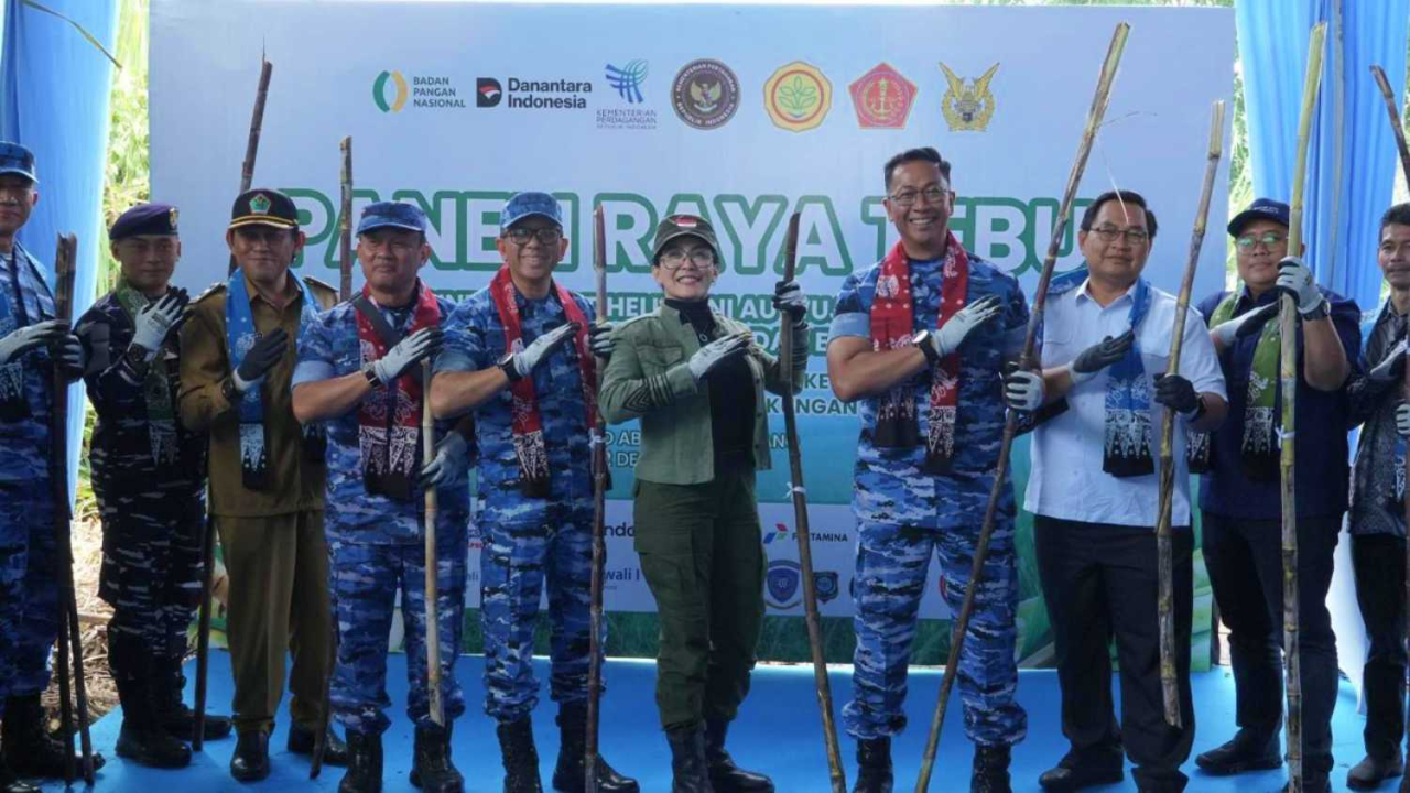 TNI Angkatan Udara bersama berbagai pemangku kepentingan menggelar Tanam Raya Tebu di Lanud Abdulrachman Saleh, Malang. FOTO : SGN