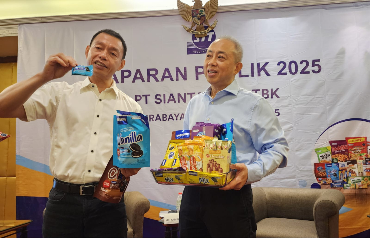 Direktur Utama STTP  Armin (kiri) dan Direktur STTP Suwanto (kanan) usai paparan publik di Surabaya, Selasa (9/12/2025). Foto : Peni Widarti