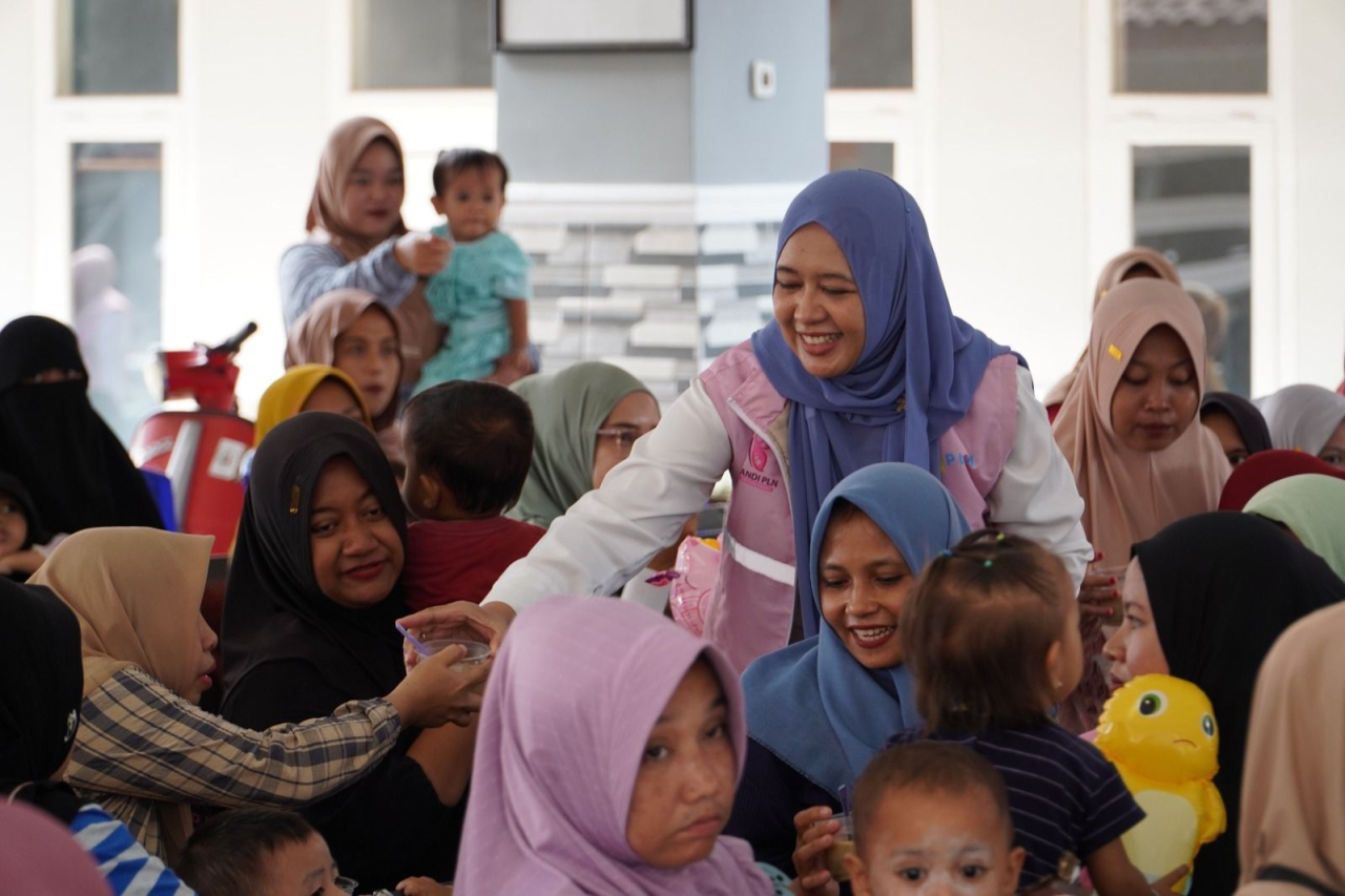 Srikandi PLN Jawa Timur berbagi perhatian dan kepedulian kepada para ibu dan balita dalam kegiatan Srikandi Care 2025 di Situbondo.