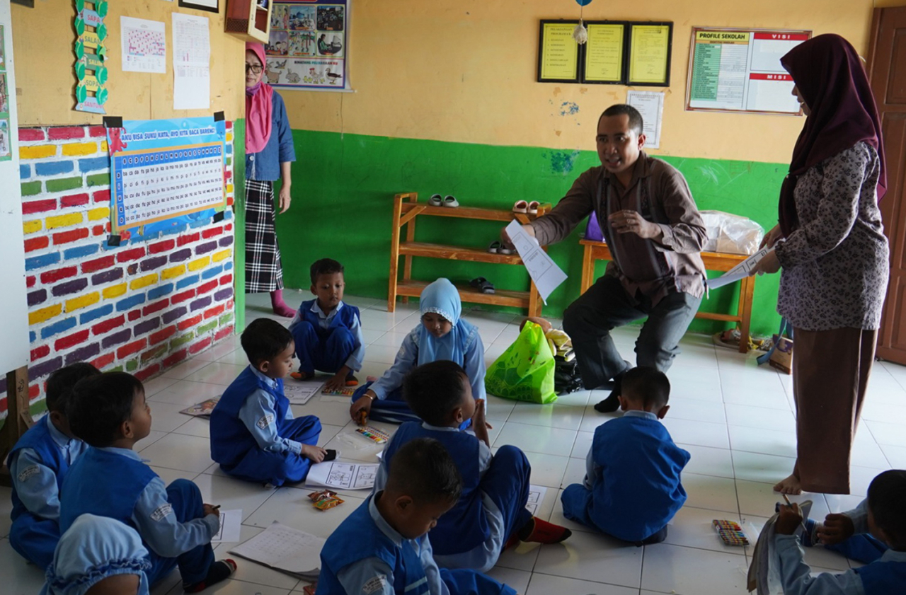 Tim Pengmas FEB Unair mengajak anak-anak usia dini bercerita untuk membangun minat baca lewat kegiatan literasi. (Foto: dok.FEB Unair)
