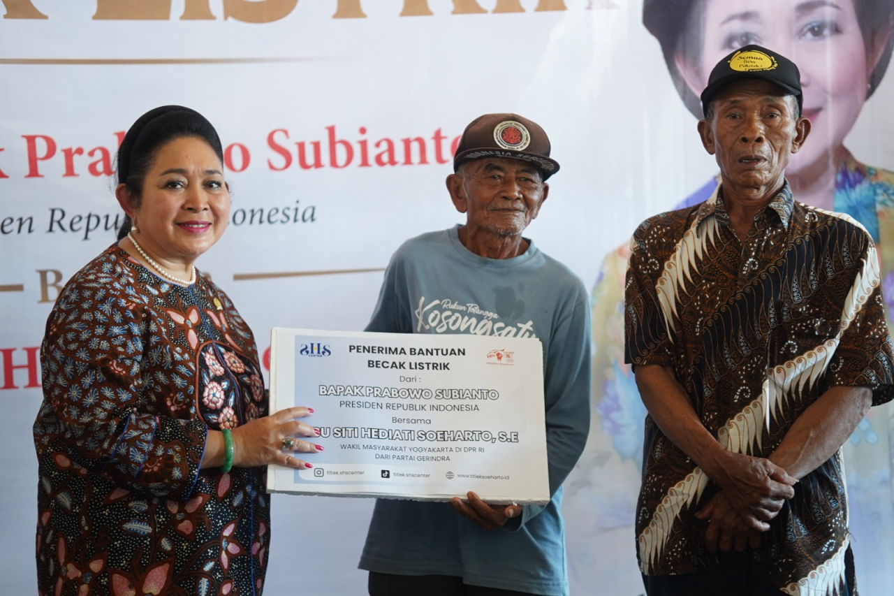 Siti Hediyanti Rukmana atau yang akrab disapa Titiek Soeharto mewakili presiden RI membari bantuan becak listrik ( Foto : Badan Komunikasi Pemerintah RI for Jatimkini.com)