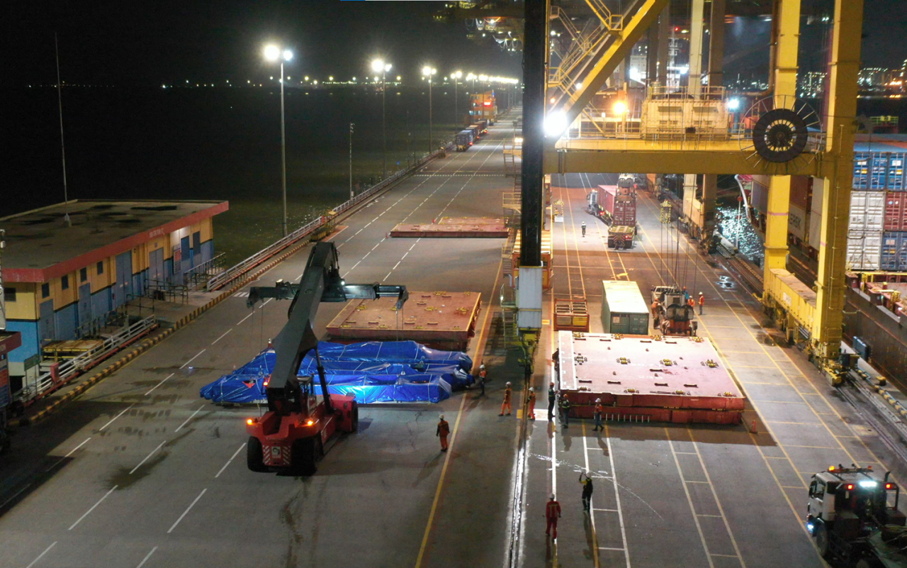 TPS memindahkan tiga unit UC ke dalam kapal untuk dikirim ke Australia Kamis 4 Desember 2025 dini hari. (Foto: dok.TPS)