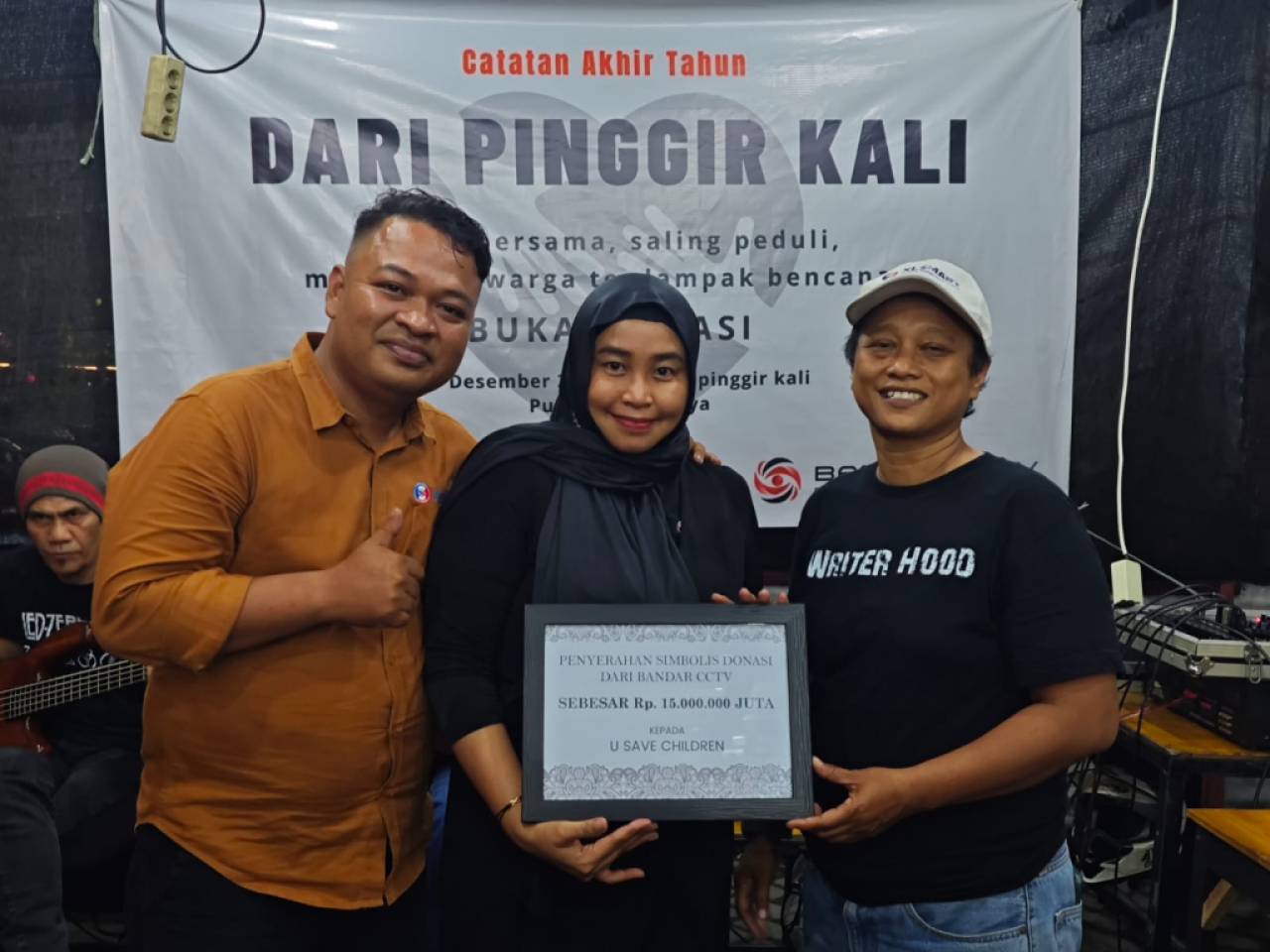 Simbolis penyerahan bantuan bagi korban bencana Sumatra melalui U Save Children di Surabaya. Foto : ist