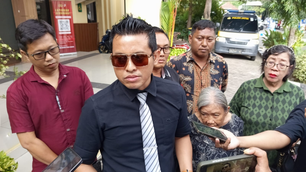 Wellem kuasa hukum Nenek Elina (80) melaporkan dugaan pemalsuan surat tanah di Kuwukan. Foto : Hamida Soetadji