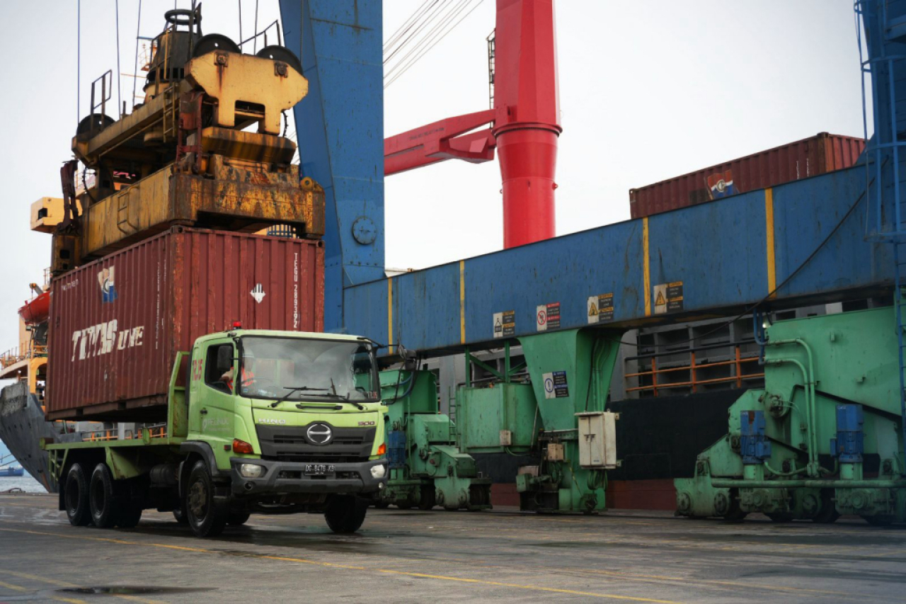 Aktivitas bongkar muat petikemas di TPK Ternate. Foto : Pelindo