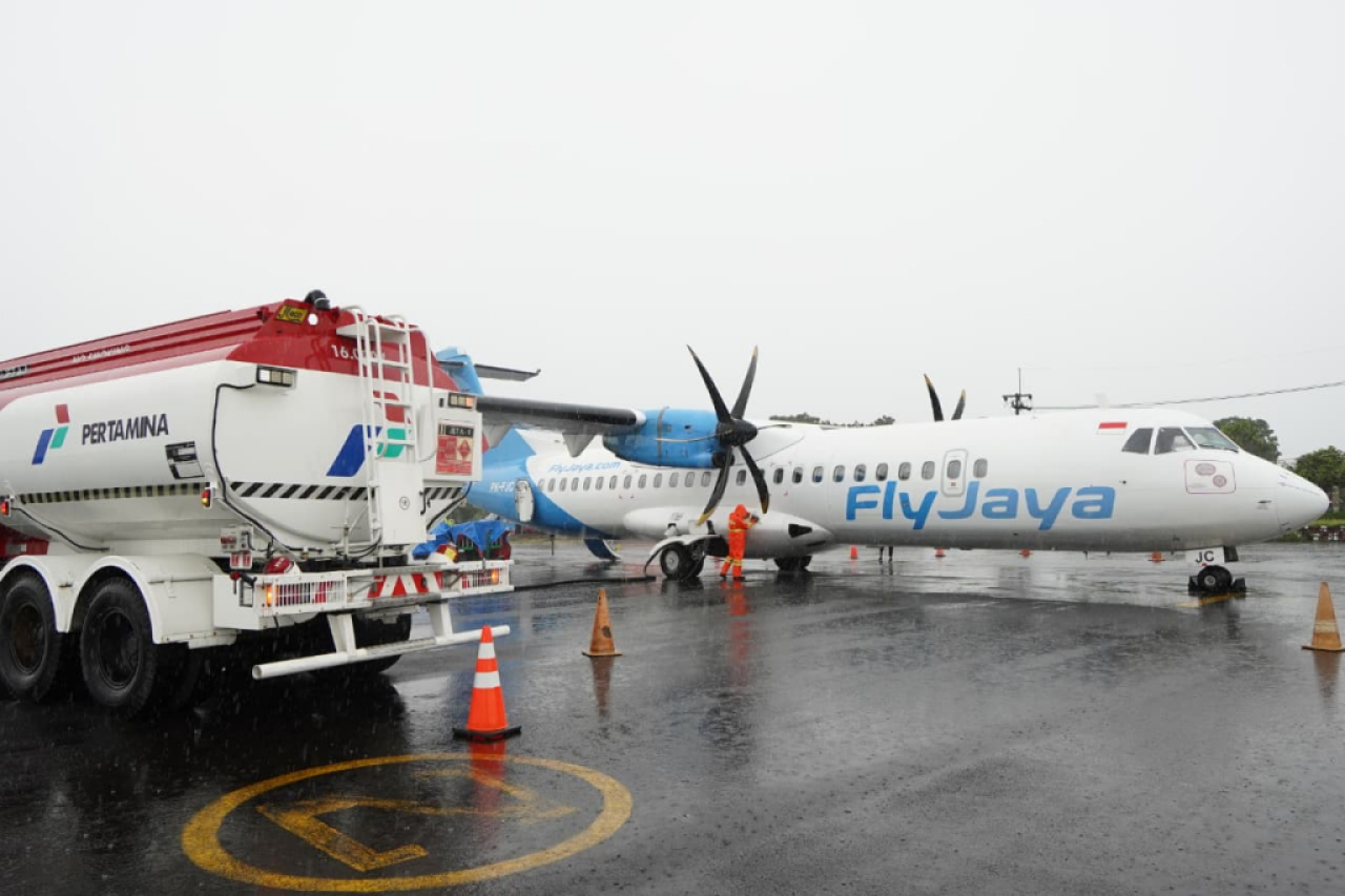 Pengisian avtur perdana di Bandara Jember. Foto : Pertamina