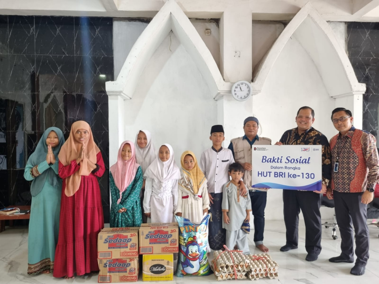 Penyaluran bantuan untuk panti Asuhan Anak Yatim Yayasan Himmatun Ayat Surabaya. Foto : BRI