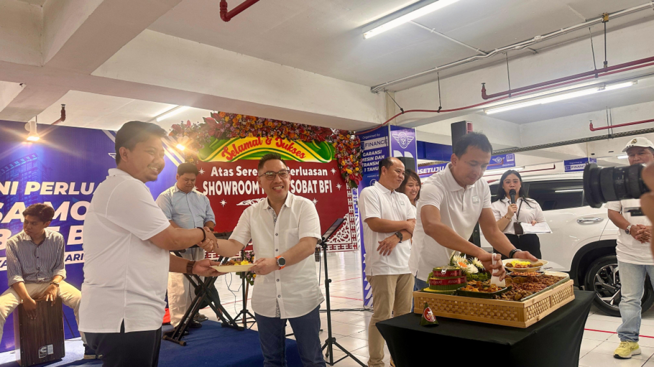 Peresemian Bursa Mobil Showroom BFI Finance di BG Junction Surabaya. Foto : BFI